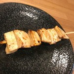 Motsuyaki Goen - ◉コリコリ（牛・動脈）税別200円　味付けはすっきりした醤油感のタレ。ボォリンボォリンの食感で、ジューシーな串