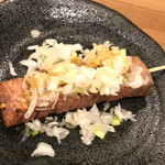 Motsuyaki Goen - ◉ねぎれば（肝臓）税別180円　味付けはごま油と塩。表面と内側にコントラストのある焼き加減の串