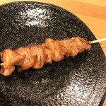 Motsuyaki Goen - ◉しきん（食道）税別180円　やや小ぶりで噛みしめると肉っぽさを感じる部位、味付けは失念。しっかりめな焼き加減の串