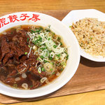 Benitora Gyouzabou - 「牛肉そば」（1,280円+税）。「ハーフチャーハン」（+200円+税）も一緒に。