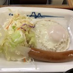 松屋 - メインのソーセージに半熟の目玉焼きにサラダ。