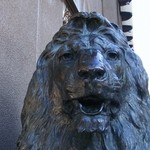 味の三平 - ○越ライオン像の先の右側がセントラル
