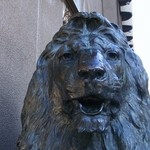 味の三平 - ○越ライオン像の先の右側がセントラル