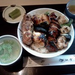 鳥助 - 丼、鳥スープ、野沢菜漬、お茶