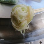 上林水の元のそうめん流し - レーンから、そうめんをキャッチ