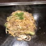 お好み焼本舗 - 期間限定・すき焼きそば　甘辛な味付けの焼きそばに卵をつけて食べるという新感覚焼きそば！！ぜひ定番になってほしいというほどおいしかった◎卵のまろやかさがたまらないんだよなぁ♪　2019/03/15