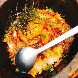 リピート率上昇！ミンチから丁寧に作る、自家製【石焼ビビンバ】