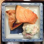 西麻布　かねき - 出し巻定食 1000円 の鮭の塩焼とポテトサラダ