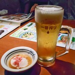 素材屋 - 生ビール ＆ お通し（温泉卵 桜エビトッピング）