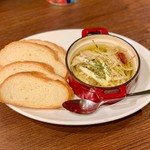 池袋 肉バルBon - 鶏肉とキノコのアヒージョ