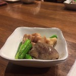 Sumiyaki Izakaya Tanuki - お通し
      鶏と砂肝とニンニクの芽（うまし）