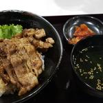 肉のヤマキ商店 - 炭火焼肉丼+ワカメスープ