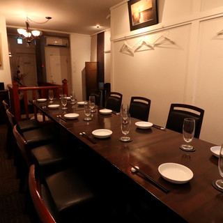 スタイリッシュな個室はご家族でのお食事にも接待や宴会にも。