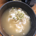 Ramen光鶏 - おい飯にスープを注ぎ込むと、冷やし茶漬けの完成です。