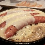 じとっこ組合 - 「地頭鶏ソーセージの焼きチーズフォンデュ」：プリプリソーセージと熱々チーズでビールが進む♪