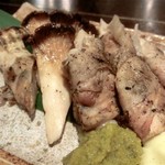 じとっこ組合 - 「ジャンボエリンギの豚巻き炭火焼」：エリンギの食感が雄々しく、霧島無菌豚の清らかな旨み♪