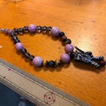 とんぼ玉&Cafe 小さな探究室 - 出来立てホヤホヤのストラップ。普通だと600円。龍の頭パーツが300円で900円也。