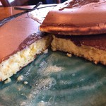 とんぼ玉&Cafe 小さな探究室 - しっかり焼かれているホットケーキの断面図