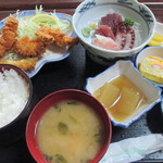 金彦魚店 - 刺し身とフライの定食1000円