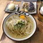 うどんや 大門 - かけ小ひやあつ400円＋生卵50円＋なす天110円、ちくわ天80円、半熟たまご天100円となります。あと、瓶ビール500円も