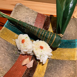 竹ざき - 鱧寿司、穴子のちまき、 鱧寿司はほのかに温かく、しっとりとしていて美味しい。