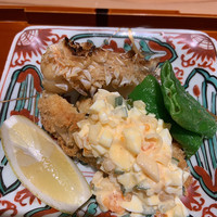 竹ざき - 甘鯛の衣焼き、岩牡蠣フライ　和風タルタルで 大好きな鱗焼き。鱗がパリパリです。塩ぐあいもいい。 岩牡蠣フライには和風のタルタル。タルタルだけでも日本酒いただけそう。 大きな岩牡蠣は食べやすいように２つにカットしてありました。