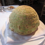 ラ・ターブル・ド・トリウミ - オードブル②のスープはこの根セロリが材料