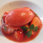 ラ・ターブル・ド・トリウミ - デザート・丹沢苺のスープ仕立て　ミント風味