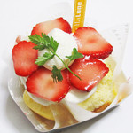ステラリュヌ - いちごのふわっふわっチーズケーキ。