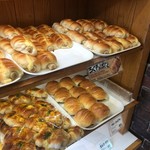 どんぐり - 棚に並ぶちくわパン