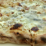 ACQUAMARE - クアトロチーズピッツア アップ(^^)
            シンプルながらチーズのクアトロが織りなすコク深い味わい。息子の大好物（笑）