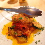 バカイゥン - 鶏ムネ肉のカツレツ　夏野菜のピリ辛トマトソースあえ