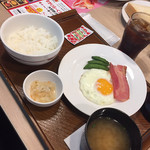 Gasuto - 目玉焼きベーコン朝定食、ご飯小盛り（＾∇＾）