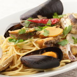 O RESTO la med. - 様々な貝類の入ったペペロンチーノスパゲッティ