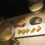 Wine酒場 タスク - 白の2番・3番といぶりガッコ350円