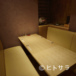 Sushi Kakuno - ゆったりとソファーを配した、居心地の良いプライベート空間