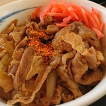 松屋 - 牛めしをひとくち、ぱくっ、もぐもぐ…もぐもぐ…。
            うーん、美味しいです。牛感(ぎゅうかん)がたまりません。