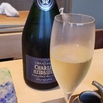にい留 - お酒①シャルル・エドシック・ブリュット・レゼルヴ(シャンパーニュ、フランス)
      ピノ・ノワール40%、シャルドネ40%、ピノ・ムニエ20%
      英国王室御用達メゾン