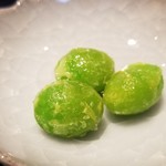 にい留 - (01)銀杏(熊本県産)の素揚げ
      漸く夏本番になったばかりですが秋の味覚の先取りです。
      まだ走りなので、天風良でなく素揚げ
      少し青い香りと穏やかな甘みが美味しい♪