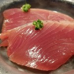 にい留 - (03)上り鰹(宮城県気仙沼産)のヅケ
      上り鰹で身に脂肪分が少ないため身に弾力があり、身がプルプルと震える程。
      3分程の浅いヅケを施し、血生臭く無く鰹の薫りが素晴らしい。