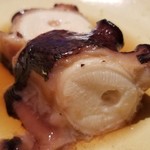 にい留 - (04)真蛸(愛知県篠島<しのじま>、3kg超、雌)の桜煮
      産卵期は初夏～初秋、旬は春以外のほぼ通年、寿命は約1年。
      吸盤が整然とした雌なので、繊維が細くて軟らかい。
      穏やかな旨みと甘みを楽しみます。