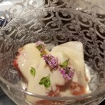 にい留 - (05)無花果の胡麻ソース掛け
      無花果の旬は初夏～夏で今がベストシーズン。
      少しトロッとした身を胡麻ソースでコクを加えた冷製フルーツに。