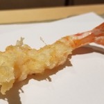 にい留 - (08)車海老(1本目)
      先ずは1本目、焔が立つが如く躍動感のある衣、何も付けずそのままで。
      舌に乗せると衣が雪のように溶けます！
      車海老はレアな仕上がりで甘さが鮮烈！