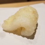 にい留 - (10)剣先烏賊(島根県産)
      産卵期は春～初秋、旬は初夏～秋、寿命1年
      良く似ている槍烏賊よりも胴が太く、身の甘みも強め。
      表と裏に繊細な包丁、極上の柔らかさと旨みと甘み、そしてしっとりとした揚げ感