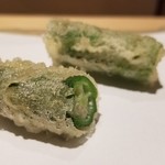 にい留 - (11)島おくら(沖縄県産)
      細工包丁を入れて、甘みを拡がりやすくしてから薄衣を纏わせて揚げてあるので、衣の表面に糖質が焦げて付着。
      これも美味しい♪