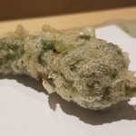 にい留 - (15)鷹峯唐辛子
      京都市北区鷹峯で戦前から栽培されている京野菜の甘唐辛子で農家数が少ない稀少種
      旬は初夏～初秋で、万願寺唐辛子よりも撫で肩で、瑞々しく柔かな甘みがあります。