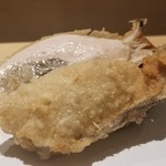 にい留 - (16)岩牡蠣(愛知県日間賀島産)
      産卵期は夏(数ヶ月掛けて産卵)、旬は春～夏
      岩牡蠣としては小ぶりで天風良としてジャストサイズ
      滋味深くコクがあり、濃厚な味わいの更に先から顔を出す甘さと旨みに悶絶