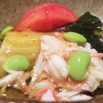 にい留 - (17)毛蟹と焼き長茄子とフルーツトマトとだだ茶豆の冷製出汁
      若い毛蟹の甘みが際立った旨み、さっぱりした焼き長茄子、爽やかな甘みのフルーツトマト、スッキリしたお出汁、絶妙です