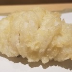 にい留 - (18)鱧(三重県伊勢湾産)
      産卵期は夏、旬は初夏と晩秋の2回。
      前回同様に抜群の包丁捌きで絶妙な骨切り
      鱧の旨みが華やかに拡がり口福♪
      梅肉ソースで頂きました。