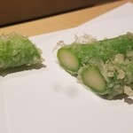 にい留 - (19)グリーンアスパラガス(長野県産)
      旬は春～初夏
      穂先側はレアな火入れでシャキシャキとした食感と甘さを両立した仕上がり。
      根元側は水分が滲み出す根元側は、別次元の甘さで、感嘆する美味しさ。